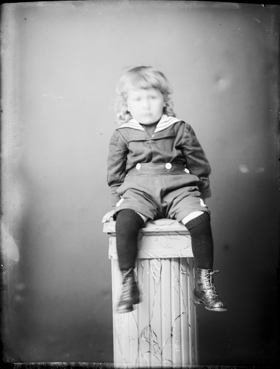 Skötsner-Edhlund, Ateljéporträtt - barn till Oscar Karlsson från Kallerö, Forsmark socken, Uppland 1922