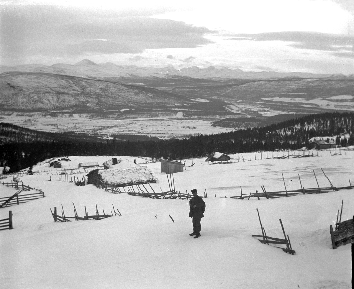 Anders O. Sørhuus, Mann på skitur på Sjulhusvangen, utsikt over Alvdal