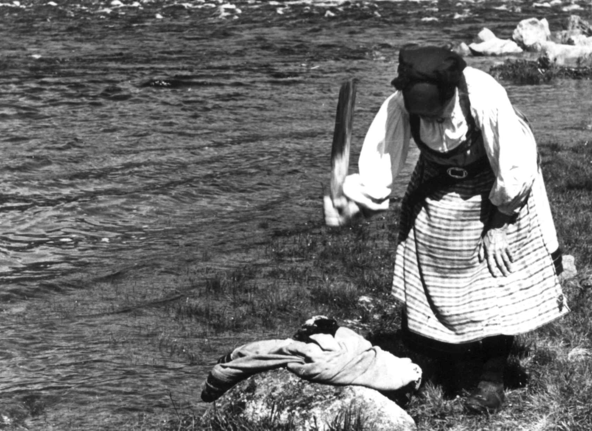 Anna Grostøl, Valle 1939. Ingeborg Skeivollen banker den gamle hverdagsstakken sin ved elven.