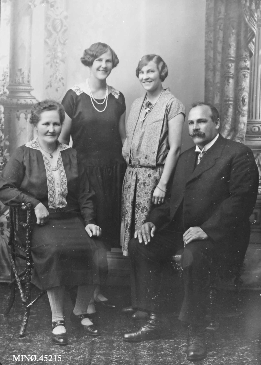 Ukjent, Familiebilde. Lokomotivfører Karl Mauset med kona Golianna Tronsmo Mauset og døtrene Ragna (i svart kjole), og Gudrun.