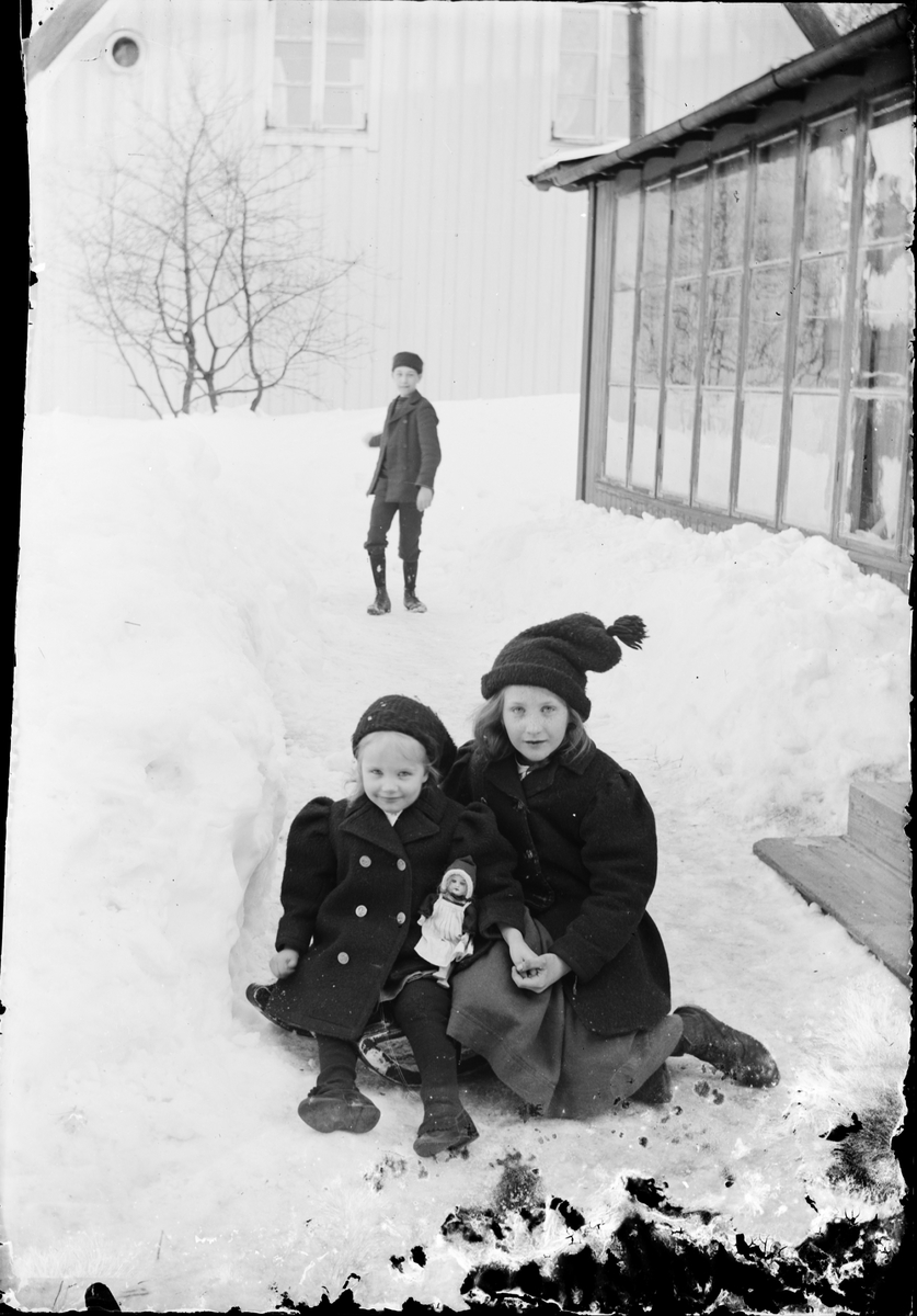 Skötsner-Edhlund, Tyra, Sara and Josef Edhlund in the snow, at the photo studio in the quarter Guldskär, Östhammar, Uppland before 1914