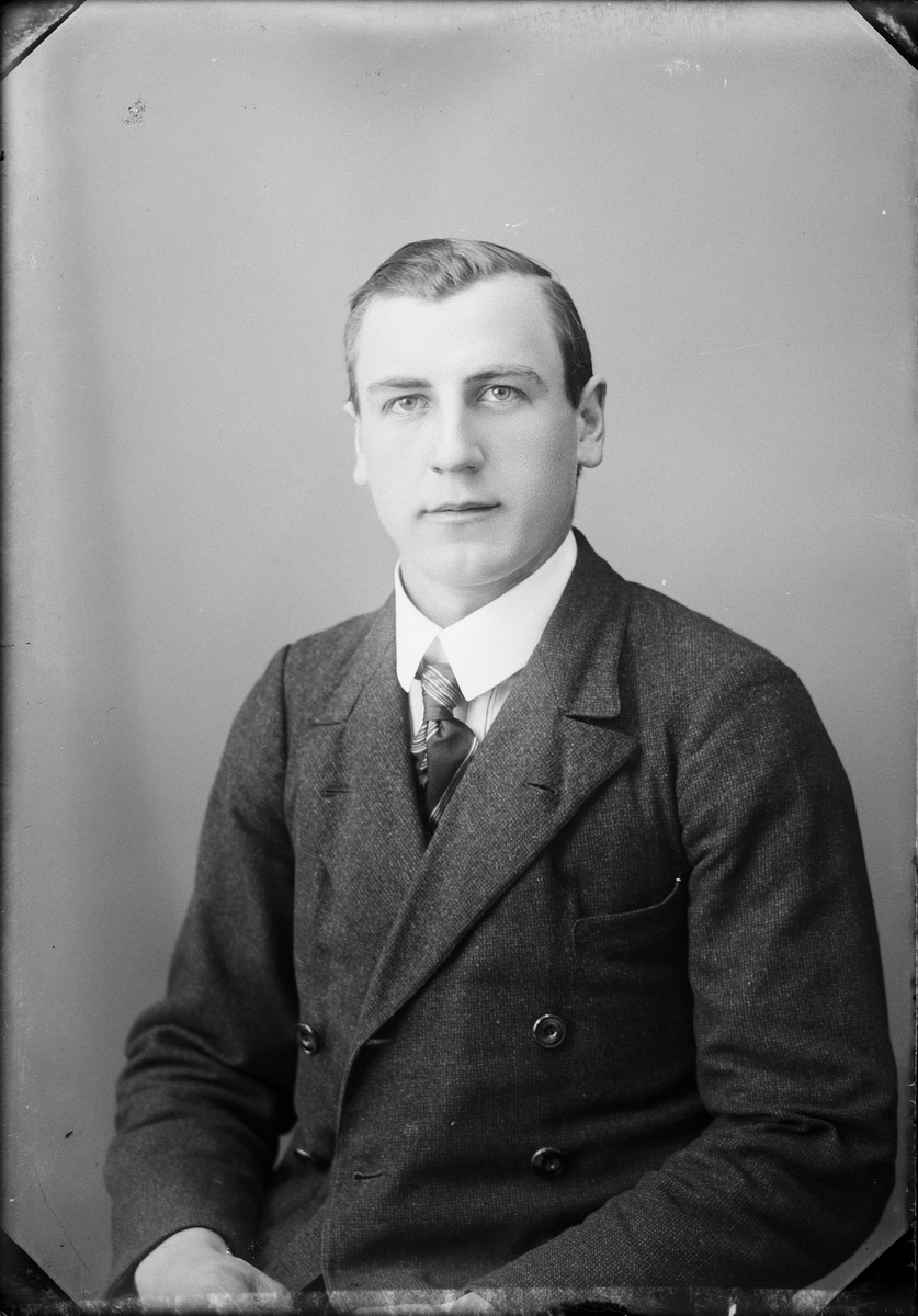 Skötsner-Edhlund, Ateljéporträtt - Elov Eriksson från Tuskö, Börstil socken, Uppland 1924