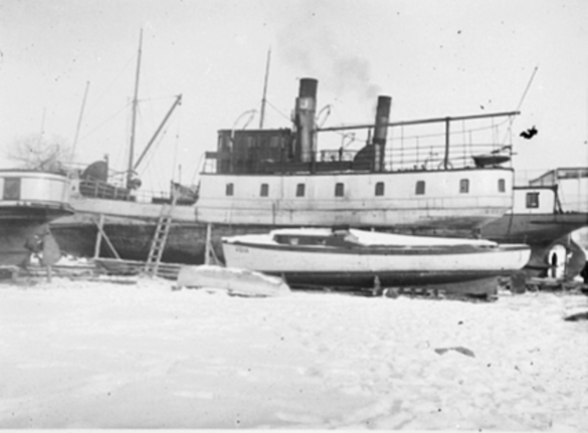 Anno Domkirkeodden, MJØSBÅTER I VINTEROPPLAG PÅ HØIENSALODDEN, M/B VIDAR, D. S. LILLEHAMMER. BILDET ER TATT I FORBINDELSE MED OMBYGGINGEN AV SKREIA, BUNDEFJORD OG LILLEHAMMER I 1909