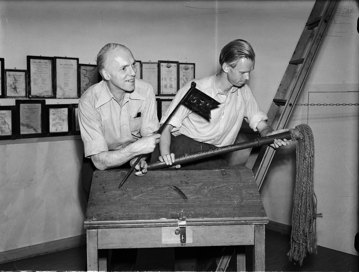 Paul Sandberg, Män med museiföremål, Uppsala augusti 1946