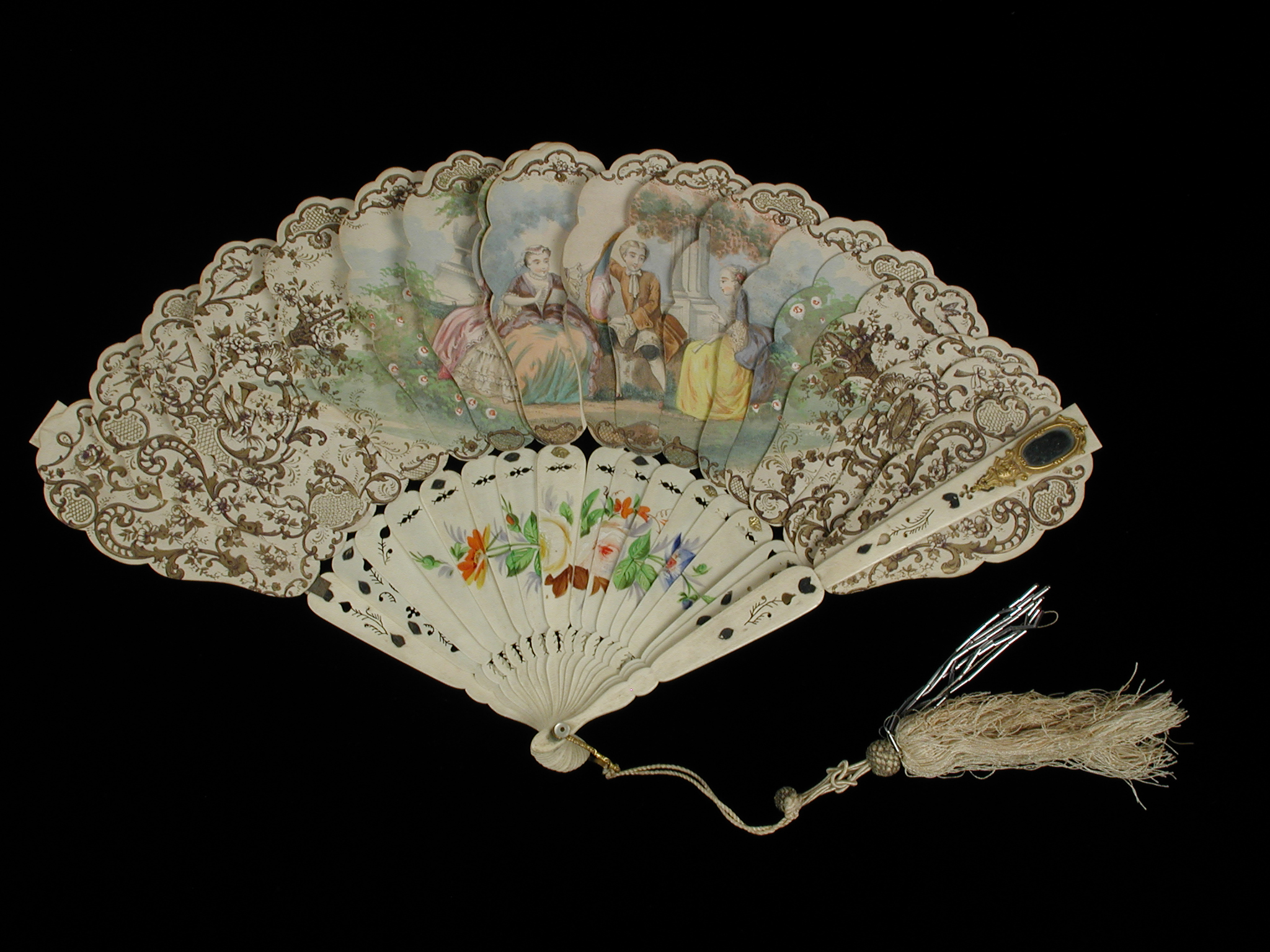 Unknown artist, Briséwaaier, beschilderd montuur van been, spiegeltje in het handvat, waaierblad van papieren geschulpte ovalen met gedrukte ingekleurde voorstelling van bloemen en galante scène