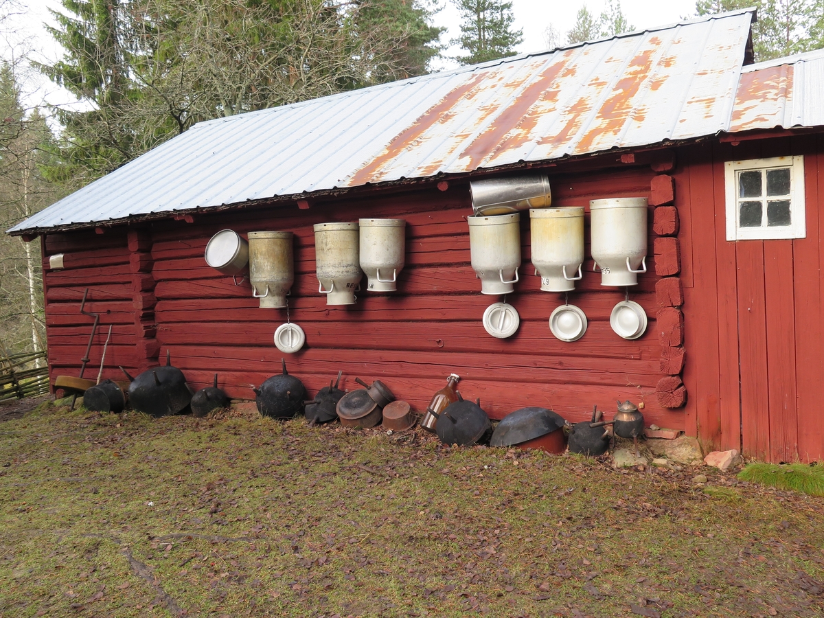 Jennie Tiderman-Österberg, Mjölkhinkar, timmervägg, Arvselens fäbod, Malung, 2017.