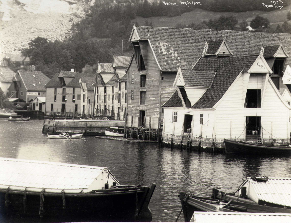 Anders Beer Wilse, Sjøboder, brygger med båter, Sandviken, Bergen, Hordaland. Fotografert 1912.