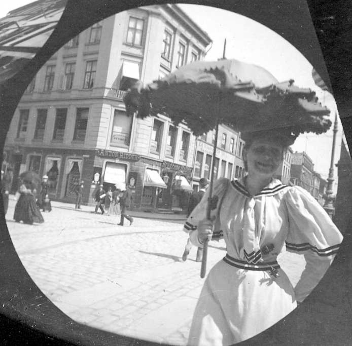 Fredrik Carl Mülertz Størmer, Frk. Johanne Nissen, senere fru Scheel, med parasoll i gatekryss, ant. Karl Johans gate, Oslo.