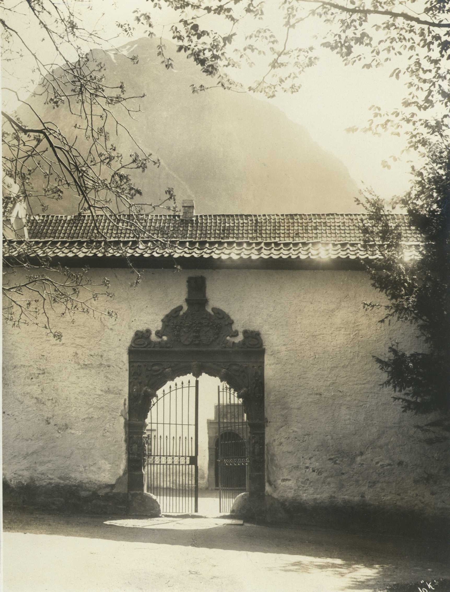 Anders Beer Wilse, Innkjørselsparti, Baroniet Rosendal, Kvinnherad, Hordaland. Fotografert 1912.