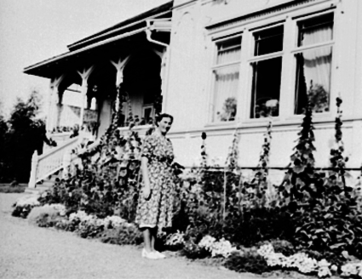 Anno Domkirkeodden, EKSTERIØR: BISPEGÅRDEN, FOLKESTADS GATE 52, NORA SCHJELDERUP VED BLOMSTERBED