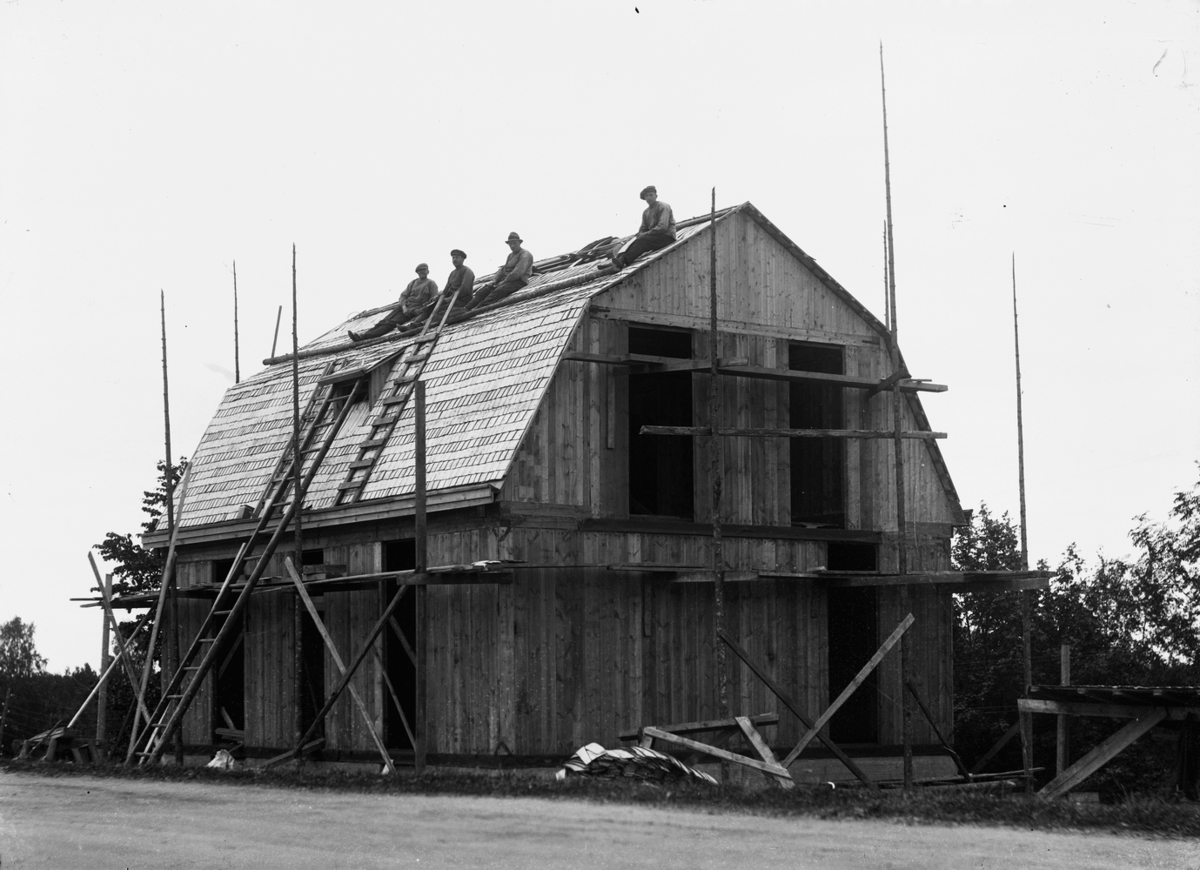 Gustaf Ferdinand Hallberg, Byggarbete, takläggning, fyra män på taket.