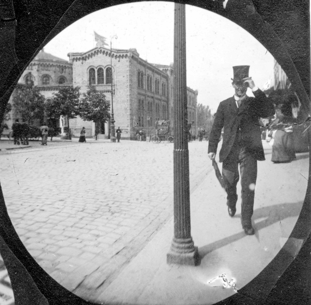 Fredrik Carl Mülertz Størmer, Professor Geelmuyden spaserer langs Karl Johans gate, Oslo, mot Egertorvet med Stortinget i ryggen.