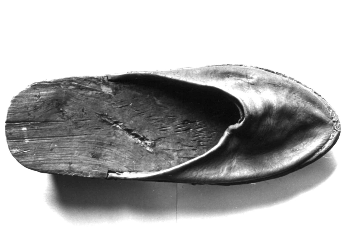 Anna Grostøl, Tresko funnet i torvmyr ved Beide ca. 1926-29. Vest-Agder 1941.