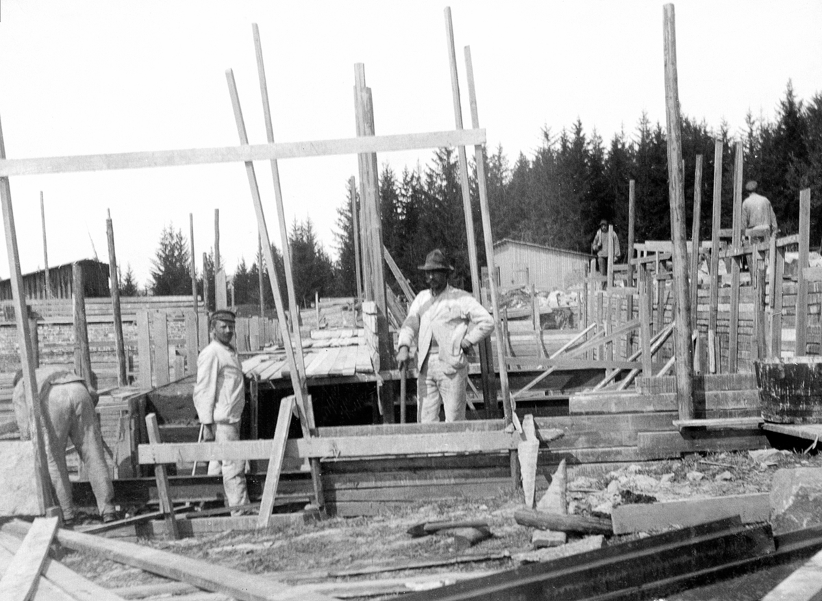 Anno Domkirkeodden, Bygging av Moelven Cellulosfabrikk, forskaling, ukjente arbeidere.