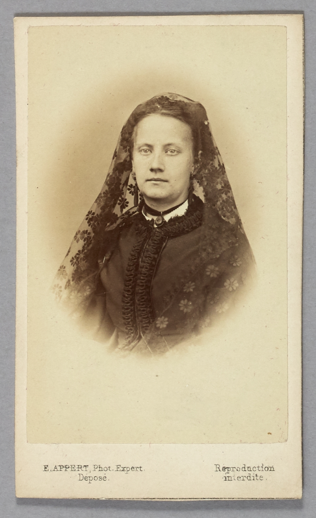 Ernest Charles Appert, Portrait de Spinoy Marie, épouse Leroy, pris à la prison des Chantiers à Versailles. Commune de Paris, 1871.