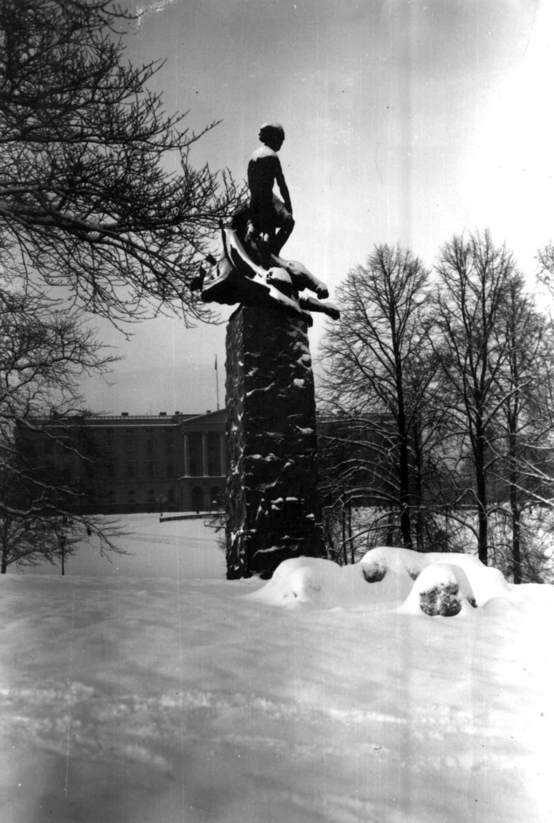 Hermann Christian Neupert, Oslo. 1930-1931. Niels Henrik Abel (1802-1829) Monumentet av Gustav Vigeland. Vintermotiv. Slottet i bakgrunnen.
