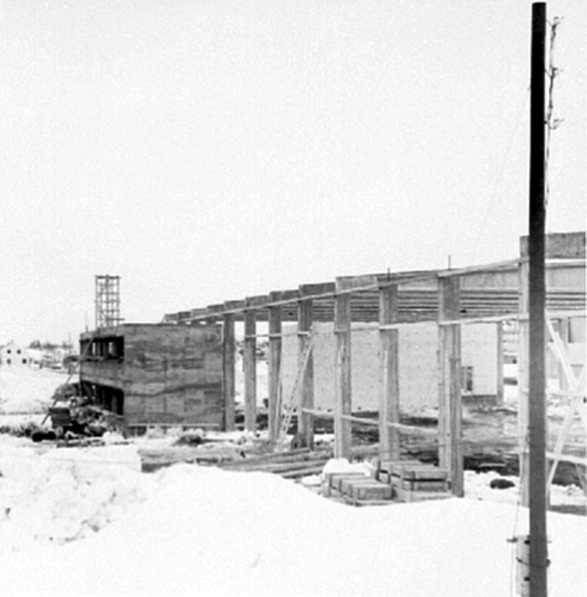 Anno Domkirkeodden, HEDMARK FRØFORRETNING OG BRENNERI, BYGGER LAGER I STANGE, BETONGELEMENTER HEISES PÅ PLASS