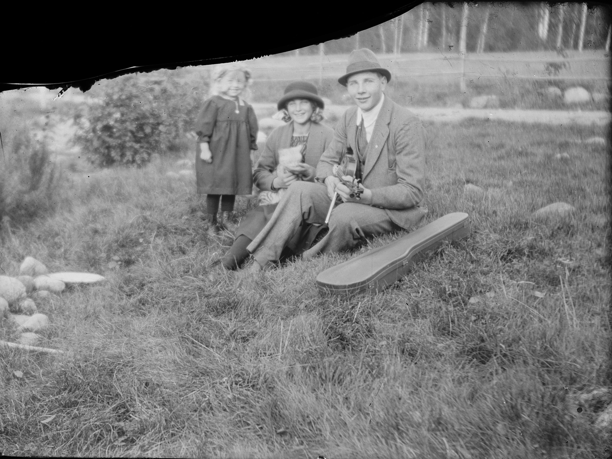 Skötsner-Edhlund, Familj i gröngräset, Östhammar, Uppland