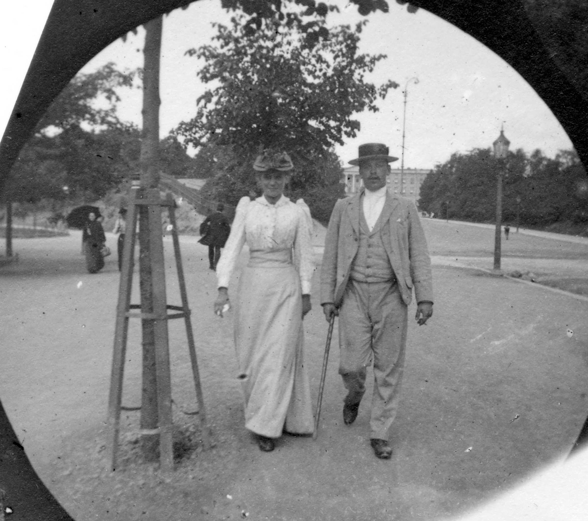Fredrik Carl Mülertz Størmer, En mann og en kvinne spaserer langs Karl Johan med Slottsparken i ryggen..