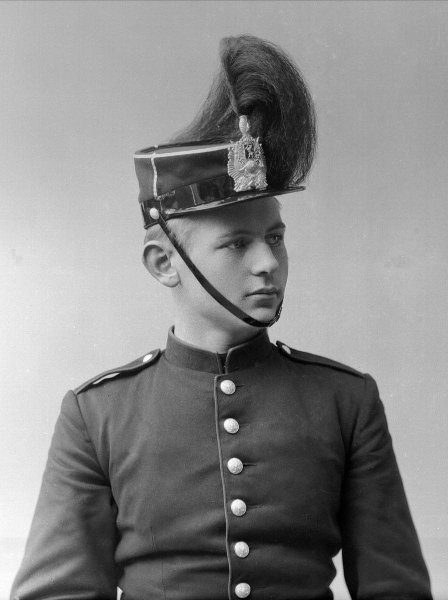 Gustav Borgen, Portrett, mann i kadettuniform.