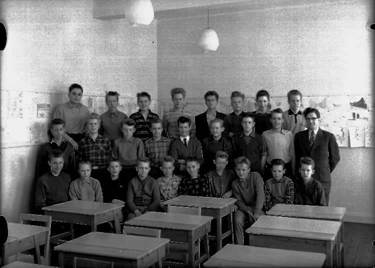 Sven Lindskog, Almby Östra skola, klassrumsinteriör, 26 pojkar med lärare Bengt Brodin. Klass 8l, sal 2.