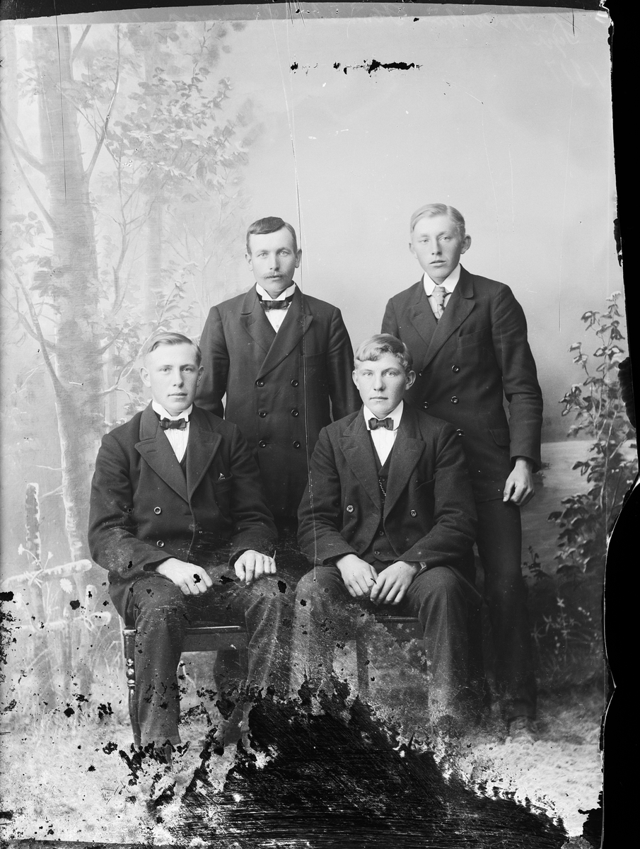 Skötsner-Edhlund, Ateljéporträtt - fyra unga män, Östhammar, Uppland 1917