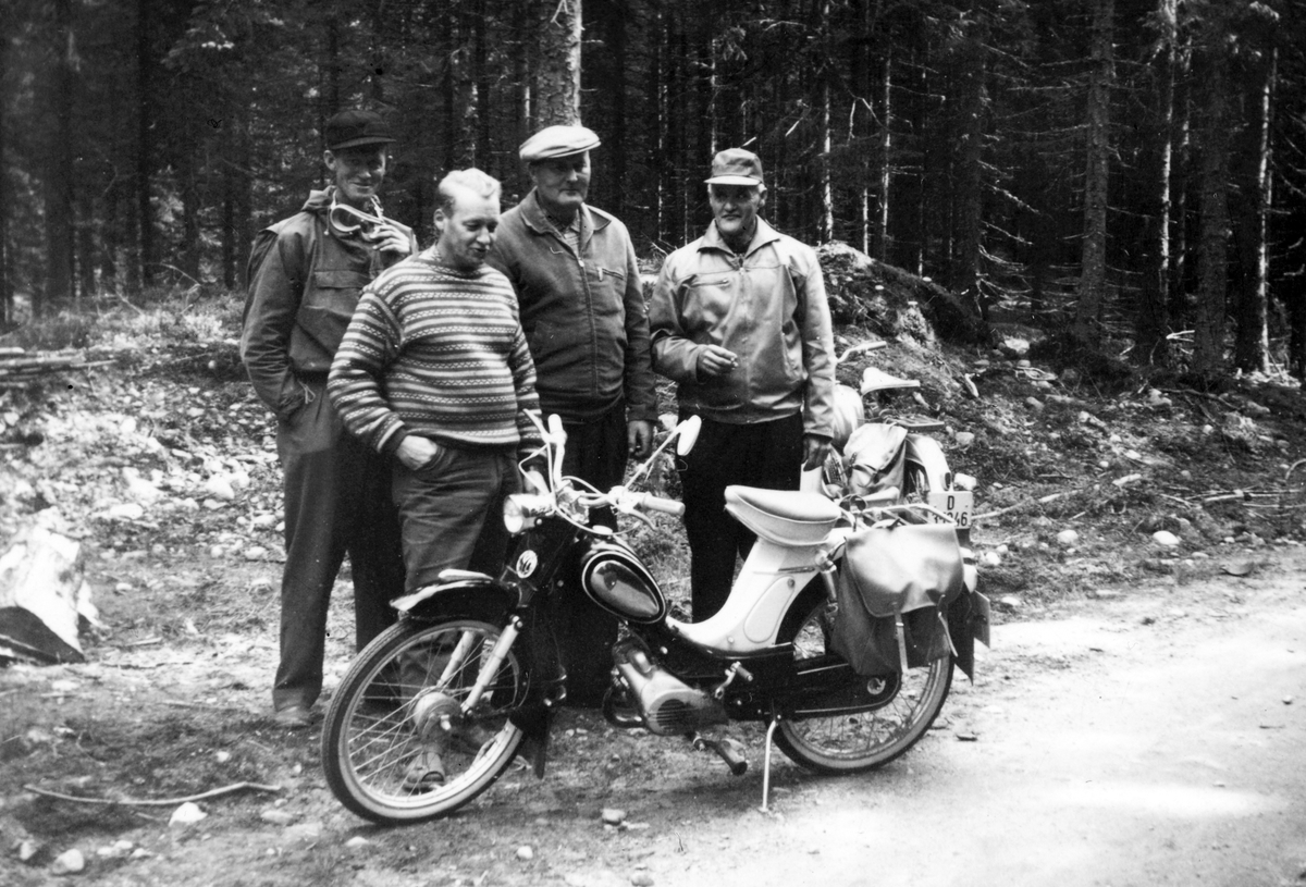 Anno Domkirkeodden, Fra venstre Ole Stenseth som var eier av mopeden, Magne Stenseth, Anfinn Lindstad, Einar Hagenstuen. Alle bodde i Stensberget. Slutten av 1950-åra.
