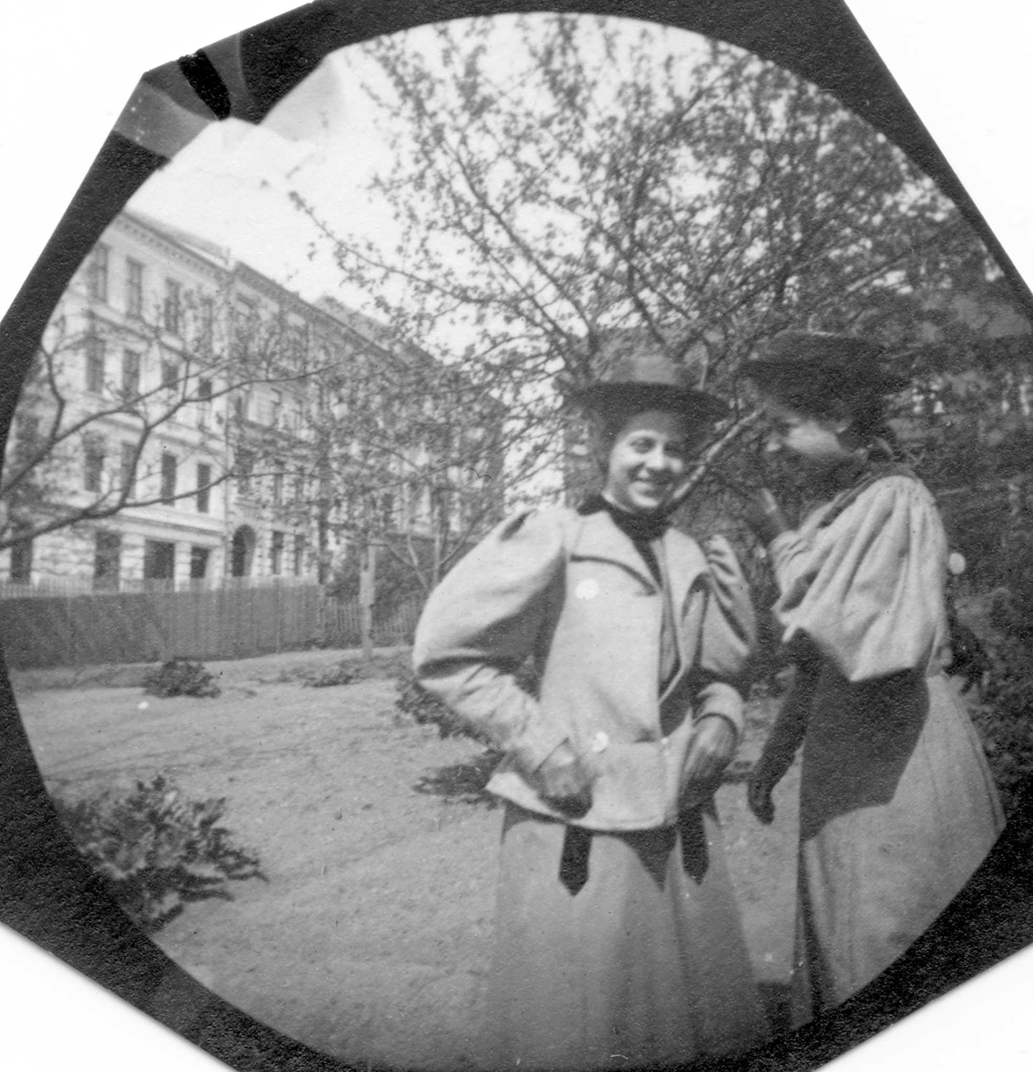 Fredrik Carl Mülertz Størmer, Lucy Reimers og frk. Nilsen i hage i Vestheimgaten 1, Oslo.