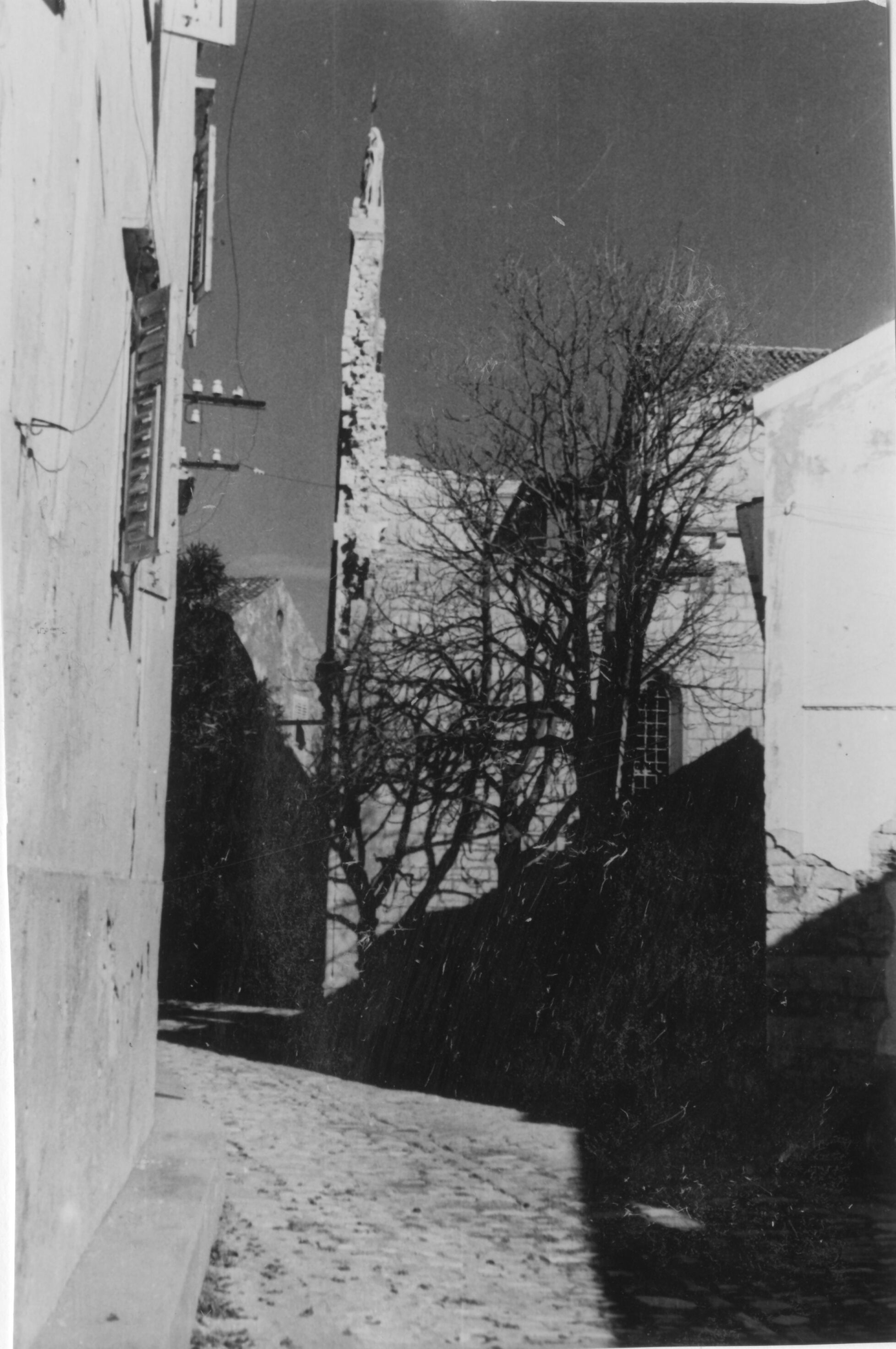 Branko Fučić, Osor, (otok Cres), crkva sv. Marije, katedrala, vanjština: profil pročelja – nakrivljeni zid; rana renesansa; oštećeno u bombardiranju 1943. godine