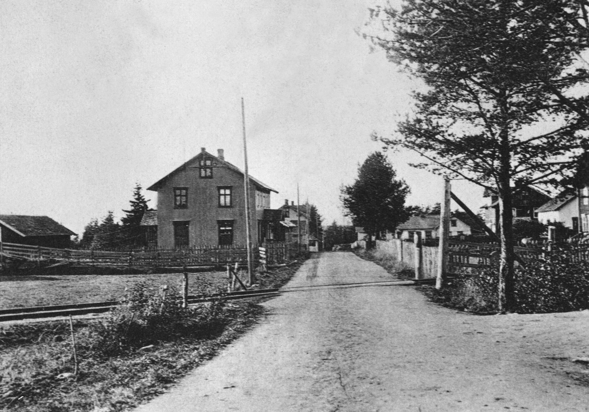 Anno Domkirkeodden, POSTKORT. OVERSIKT KLEVBAKKEN, ÅDALSBRUK, JERNBANESPOR, LARS SOLBERGS FORRETNING (FRAM), J. L. SMEDSTADS FORRETNING, LØTEN Jernbanesporet ned til Aadals Brug krysser Klevbakken. Fram/den gamle "kooperativen til venstre. Ådalsbruk forbruksforretning (Ådalsbruk samvirkelag), Klevbakken, startet opp i…