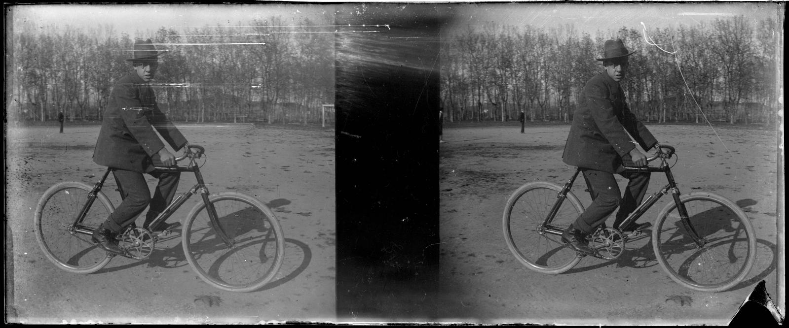 Desconegut, [Retrat d'un home amb bicicleta]