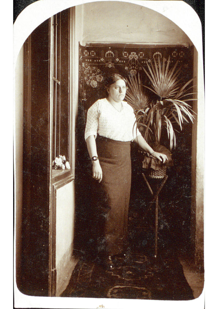 Anonym, Dame vor Wandteppich und Palme stehend