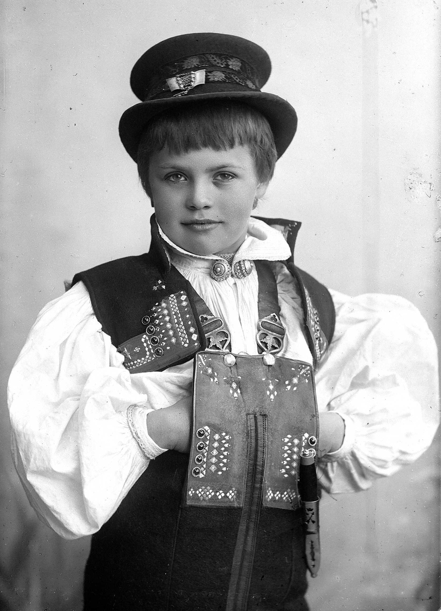 Solveig Lund, Studioportrett av ung gutt i drakt og hatt.