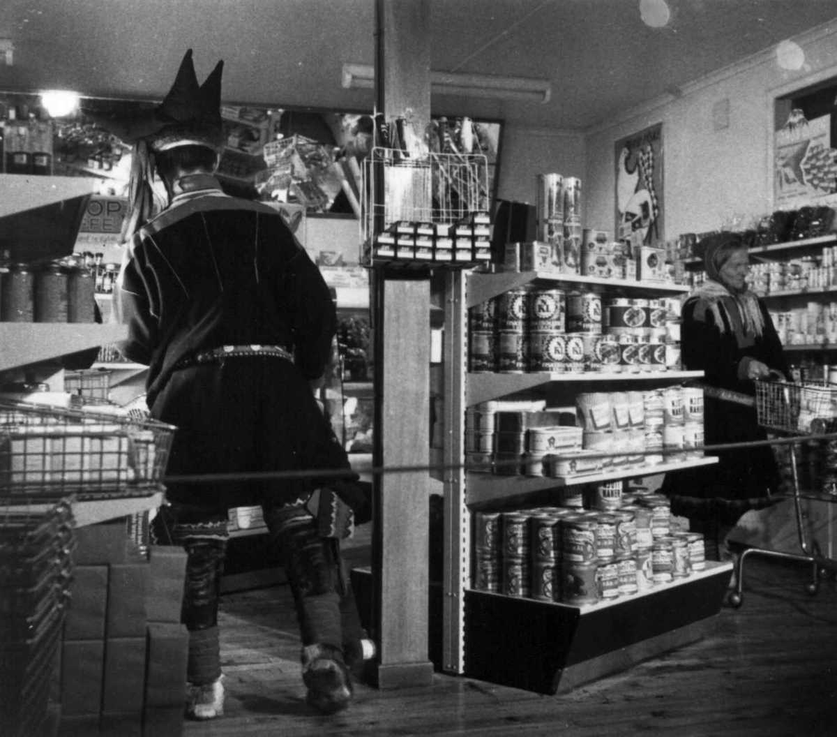 Virginia Raymond Davidson, Anders Bær jr. i selvbetjeningsbutikk i Karasjok 1958.