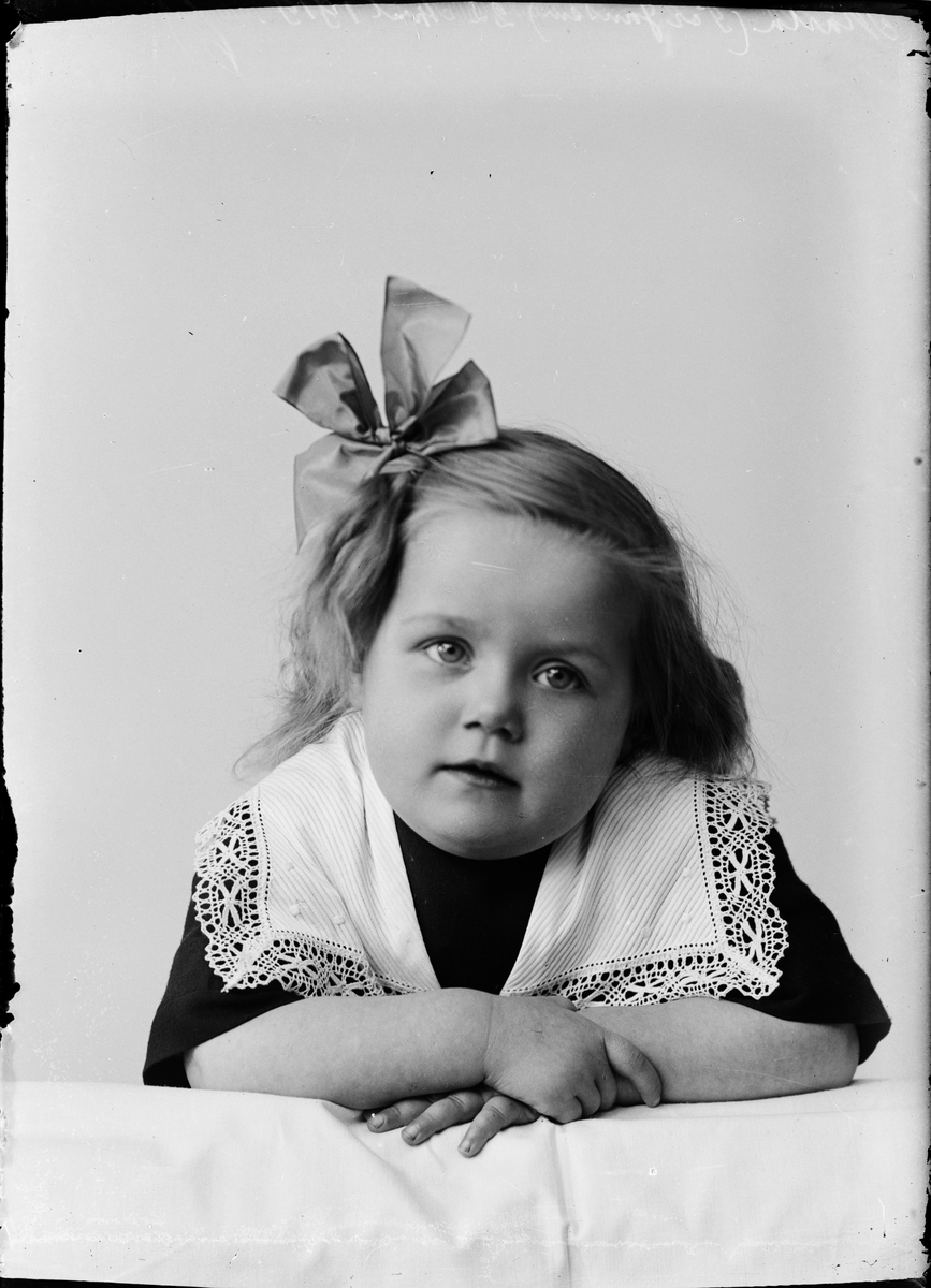 Skötsner-Edhlund, Ateljéporträtt - flicka, Östhammar, Uppland 1919