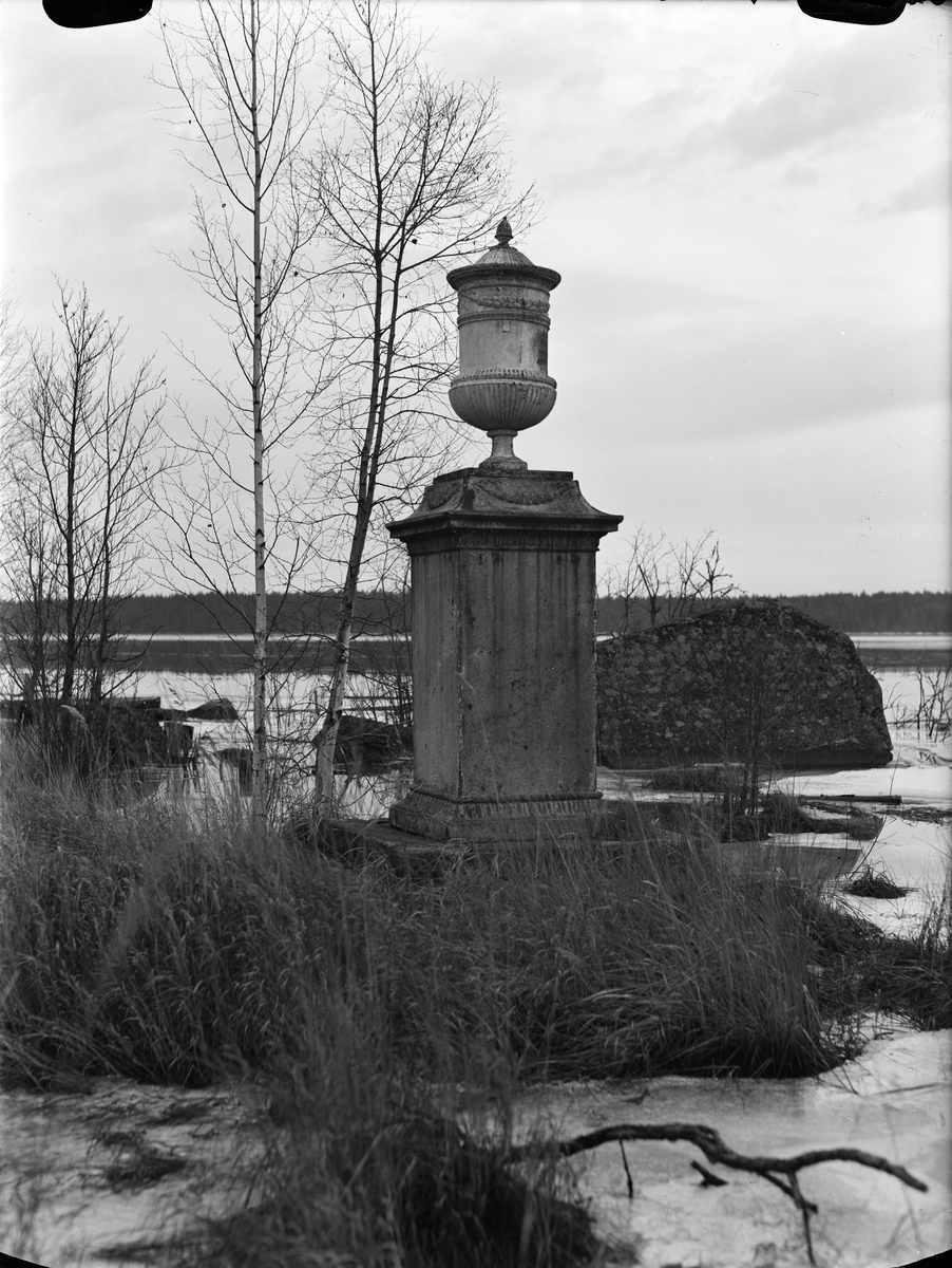 Paul Sandberg, Minnesurna i herrgårdsparken, Söderfors bruk, Uppland 1948