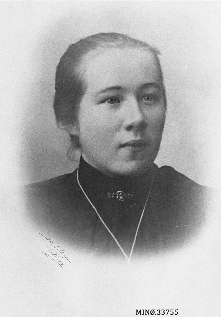 Iv. Olsen, Portrett av ung kvinne, Kirsti Holm Nøren