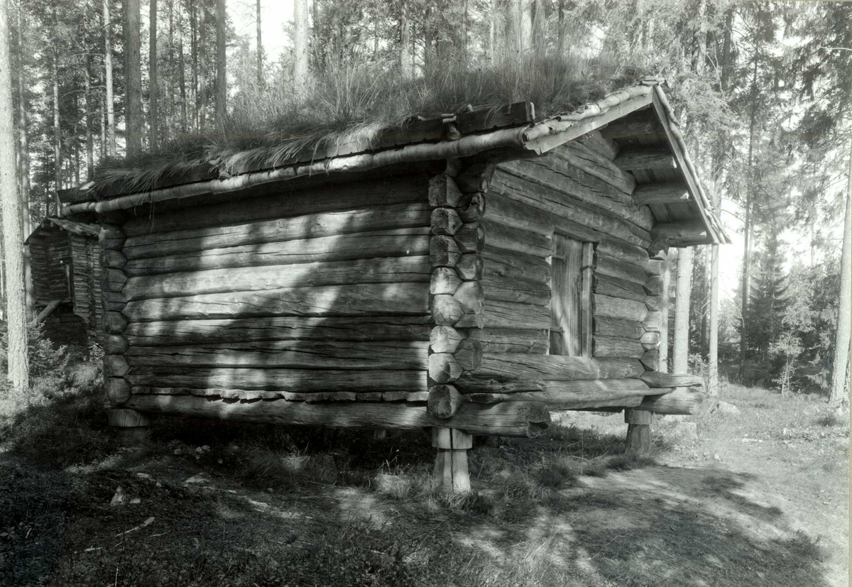 Gisle Midttun, Buvika, Femunnsjøen, Trysil, Hedmark. Fiskebu. På døren står bl.a. "IESANO IGGG 1666". Nå på Glomdalsmuseet.