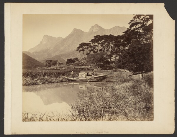 John Thomson, [Figures on a sampan]