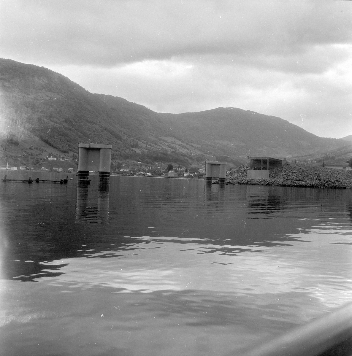 Adolf Skjegstad, Sogndal, bygging av Loftesnesbroen som ble åpnet i 1958. Bildet er trolig tatt i 1957.
