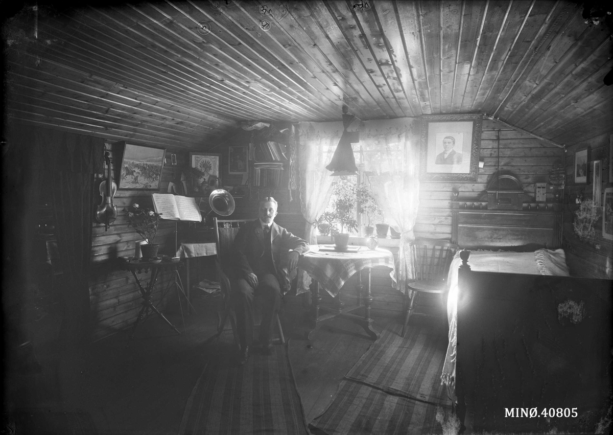 Oscar Holte, Portrett av mann foran vindu inne i stue