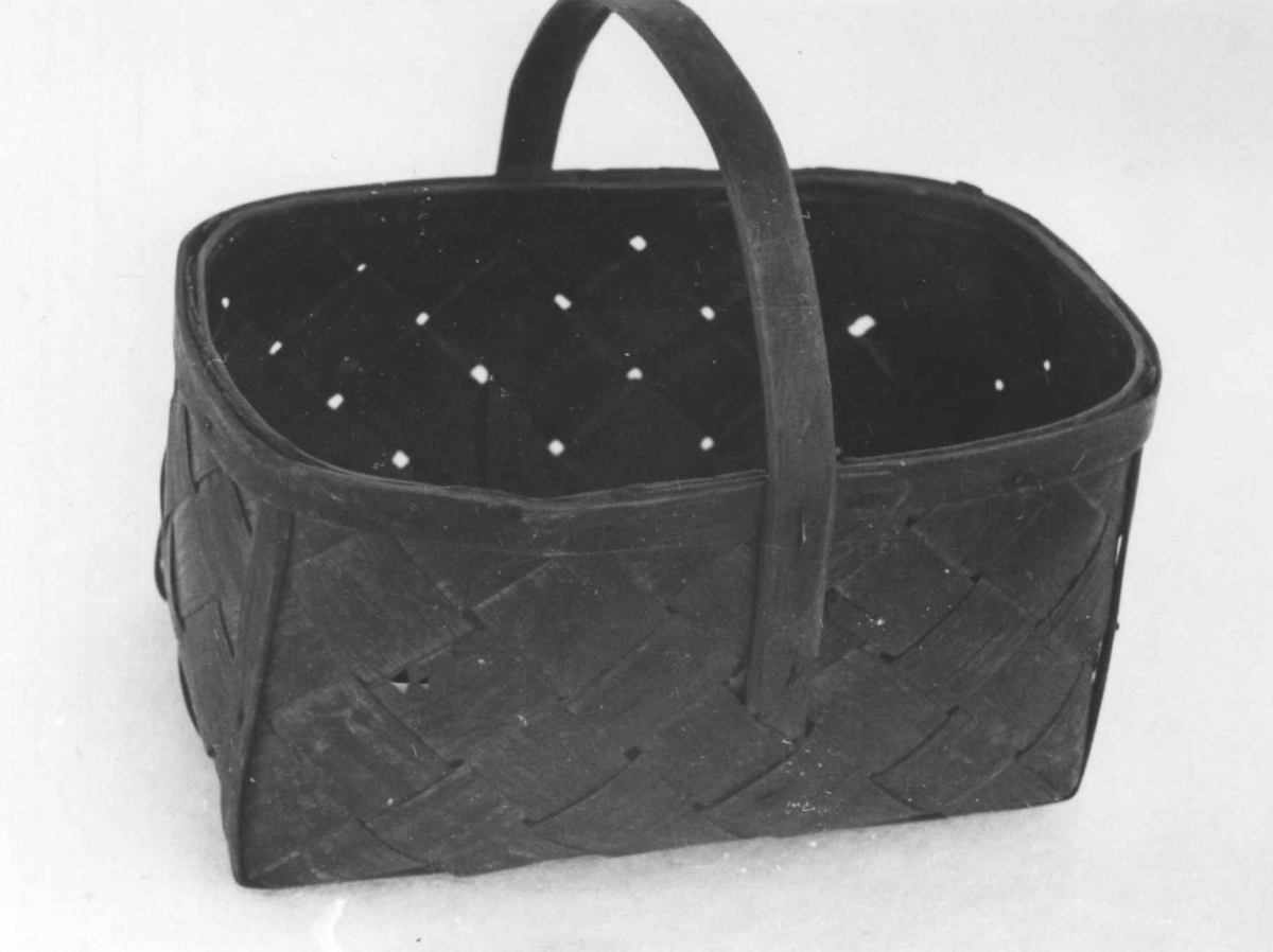 Anna Grostøl, Flettet kurv lagd av brede furufliser. Åseral, Vest-Agder 1943.