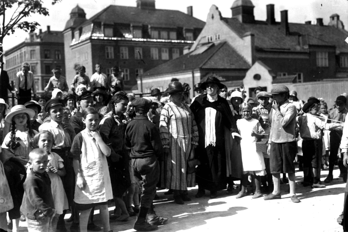 Hermann Christian Neupert, Inga Bjørnson på utflukt med barn fra Oslo.