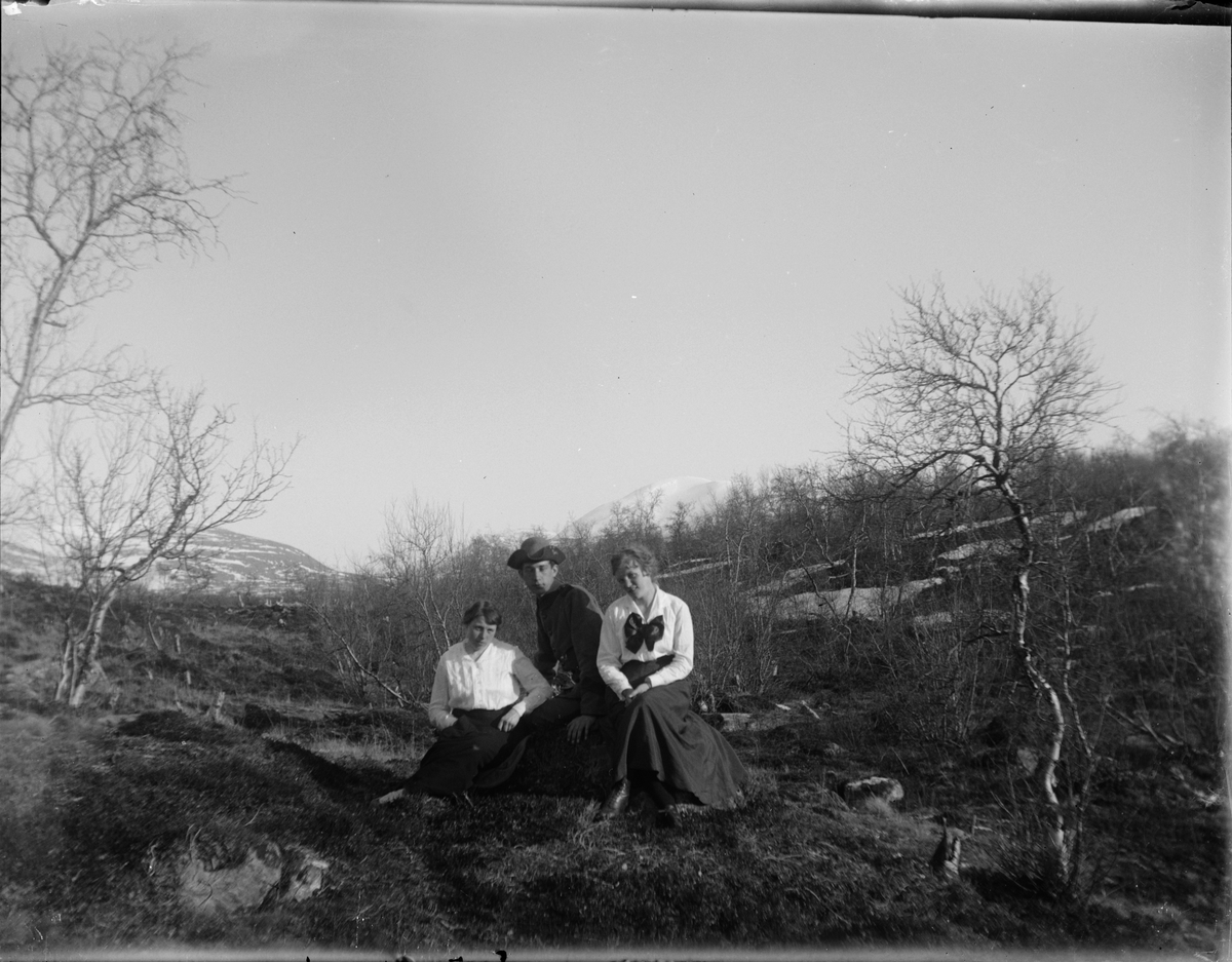 Skötsner-Edhlund, Josef Edhlund tillsammans med två kvinnor i fjällandskap, Boden