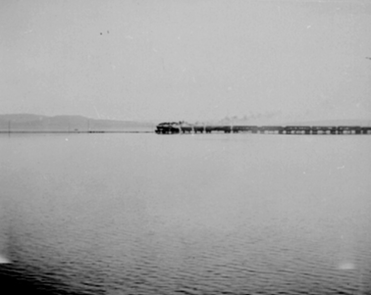 Anno Domkirkeodden, STORFLOMMEN I MJØSA 1927, VANNSTAND 8, 31, TOG NR. 62 OVER ÅKERSVIKA, LOKOMOTIV MED VOGNER