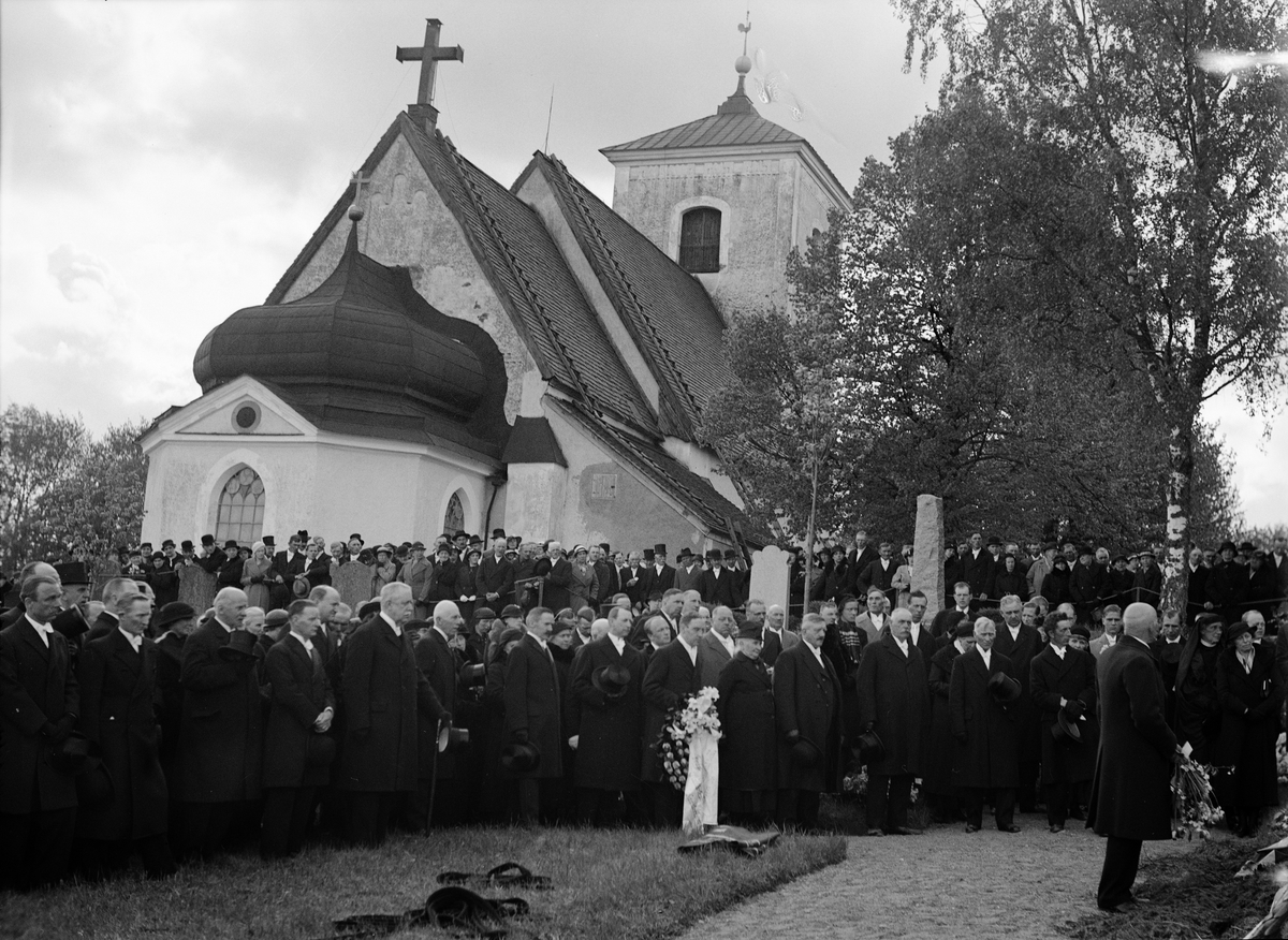 Paul Sandberg, "Från kransnedläggningen vid graven" på kyrkogården vid Lena kyrka - friherre Fredrik von Essens jordfästning