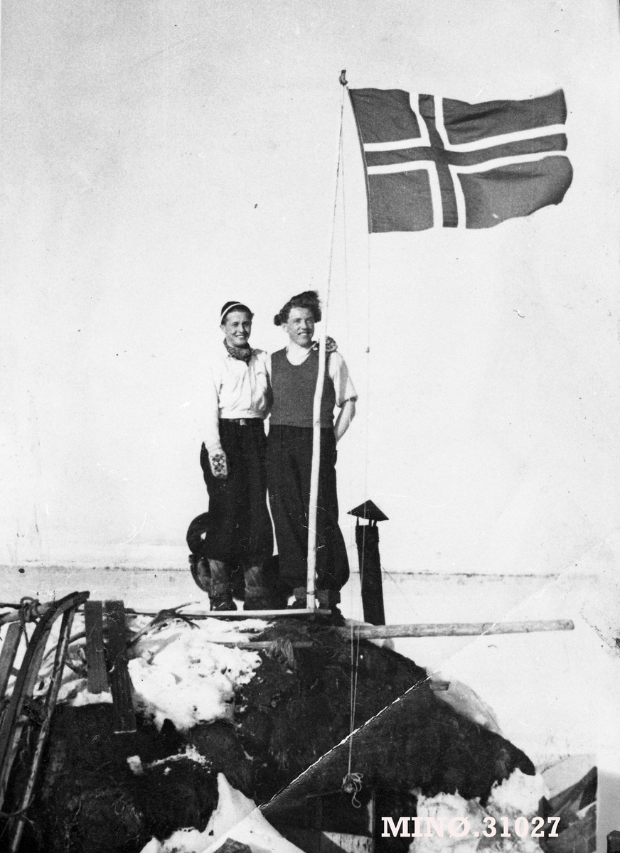Ukjent, To unge menn med norsk flagg. Bjaren Hofta Niska og Sverre Hildonen.