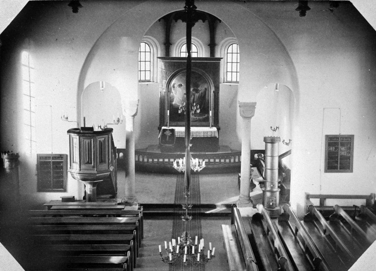 Anno Domkirkeodden, Hamar Domkirke, interiør, alteret. Det opprinnelige interiøret i Hamar domkirke. Fotografiet er tatt på i 1890-årene. I 1900 ble søylene i koråpningen fjernet og benkeordningen forandret. Se heftet "Hamar Domkirke-om kirkerommet som historisk fortelling" skrevet av Ragnar Pedersen. 2004.