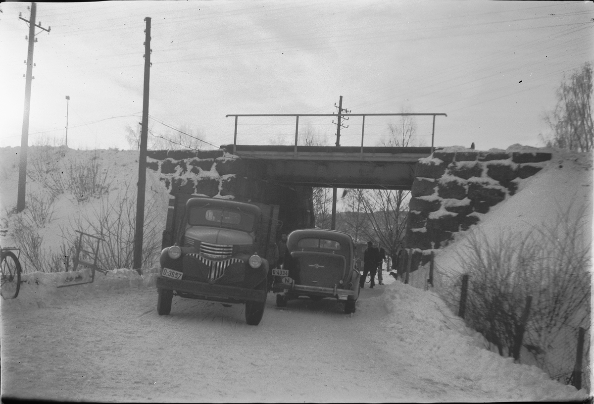 Håkon Prestkværn, KOLLISJON, BILULYKKE I JERNBANEUNDERGANGEN I MOELV, BUICK 1936 D 4334, OG CHEVROLET LASTEBIL D-3657.