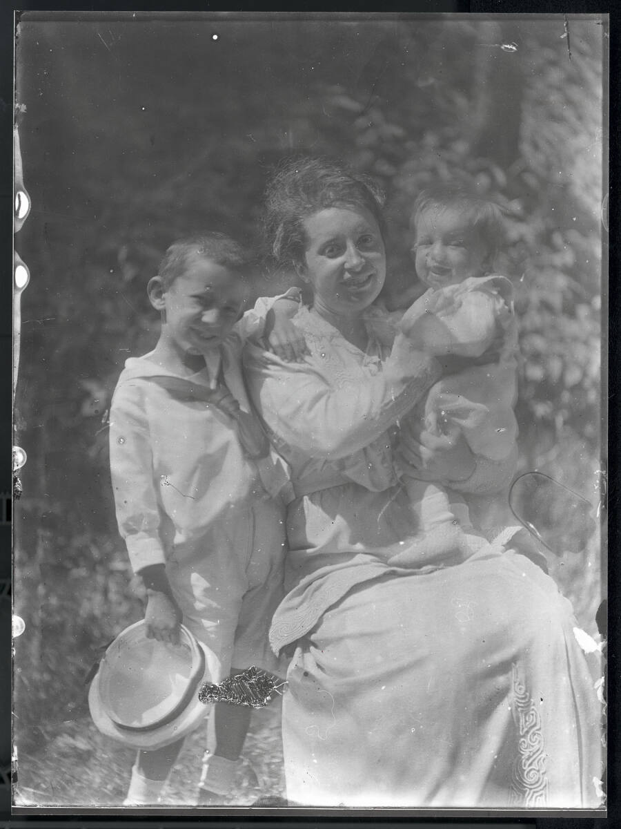 Unknown artist, Familie des Künstlers im Garten